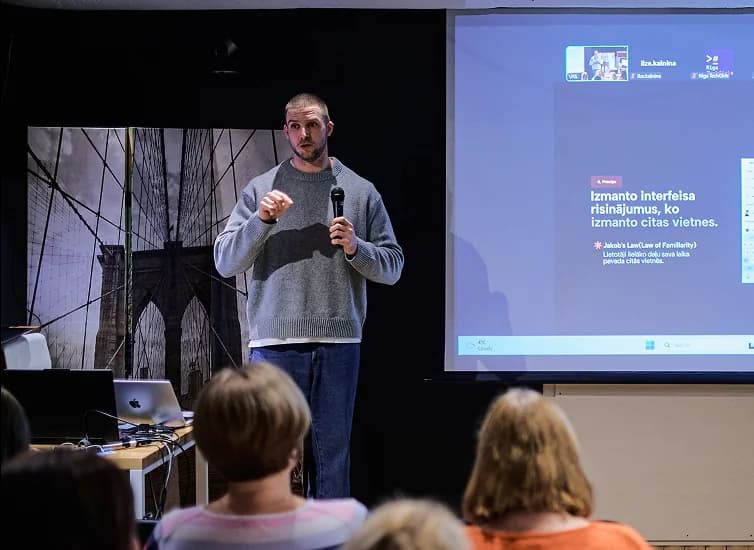 Eddy Bogomolov presenting on stage